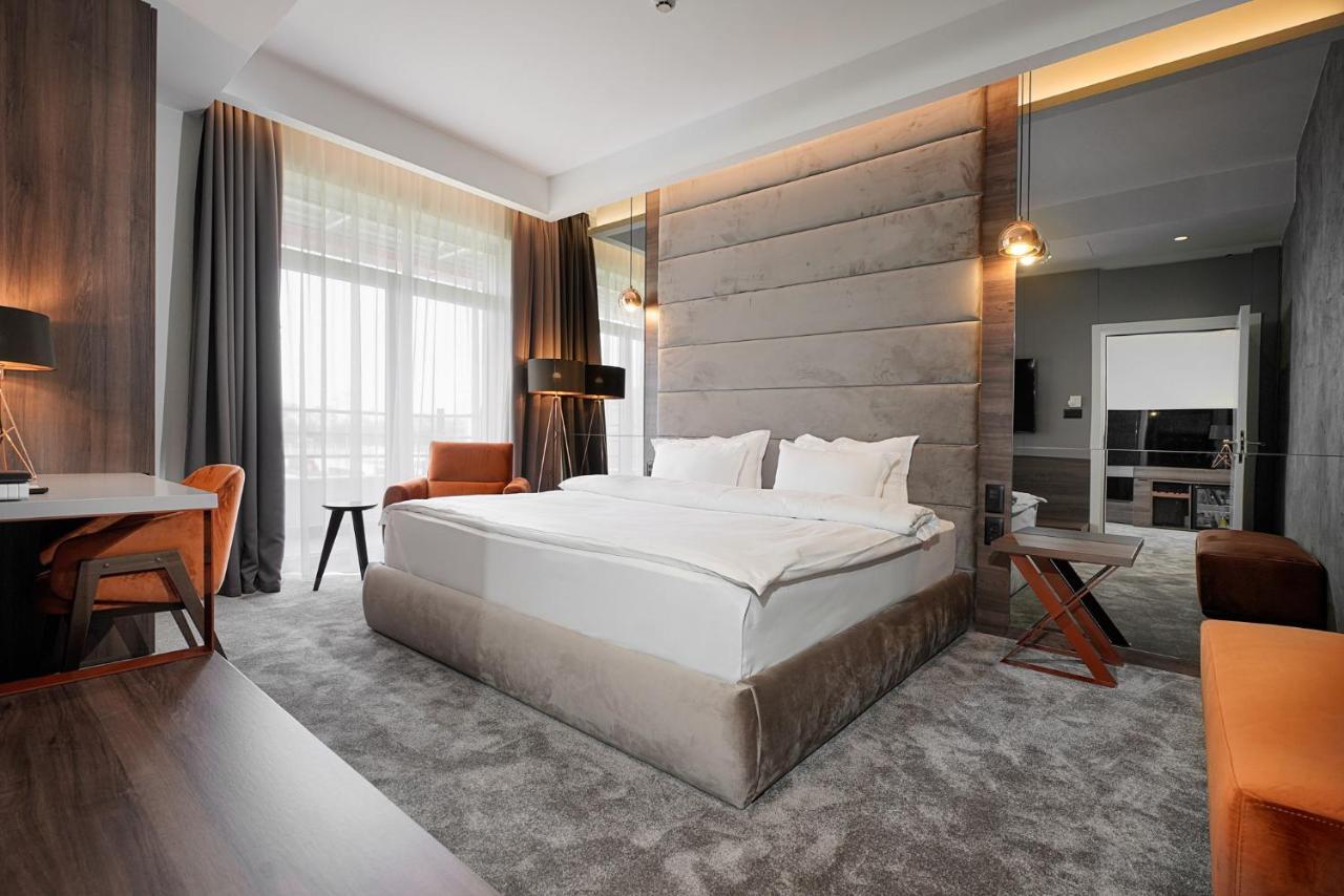 Hotel Srbija Lux สตราลาปาโฮวา ภายนอก รูปภาพ